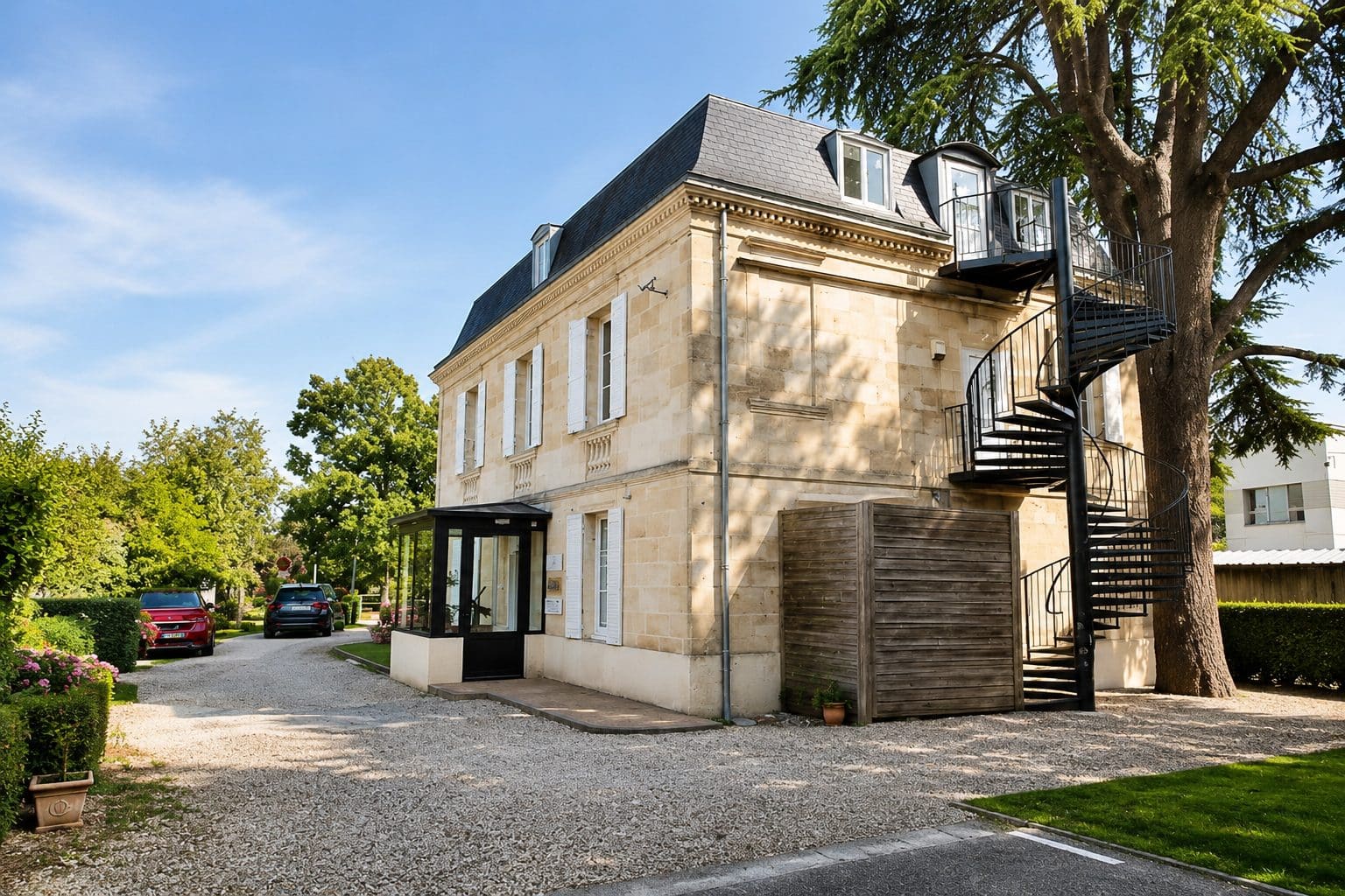 Le cèdre centenaire et le parc du Centre Calmette, vue depuis l'escalier à vis
