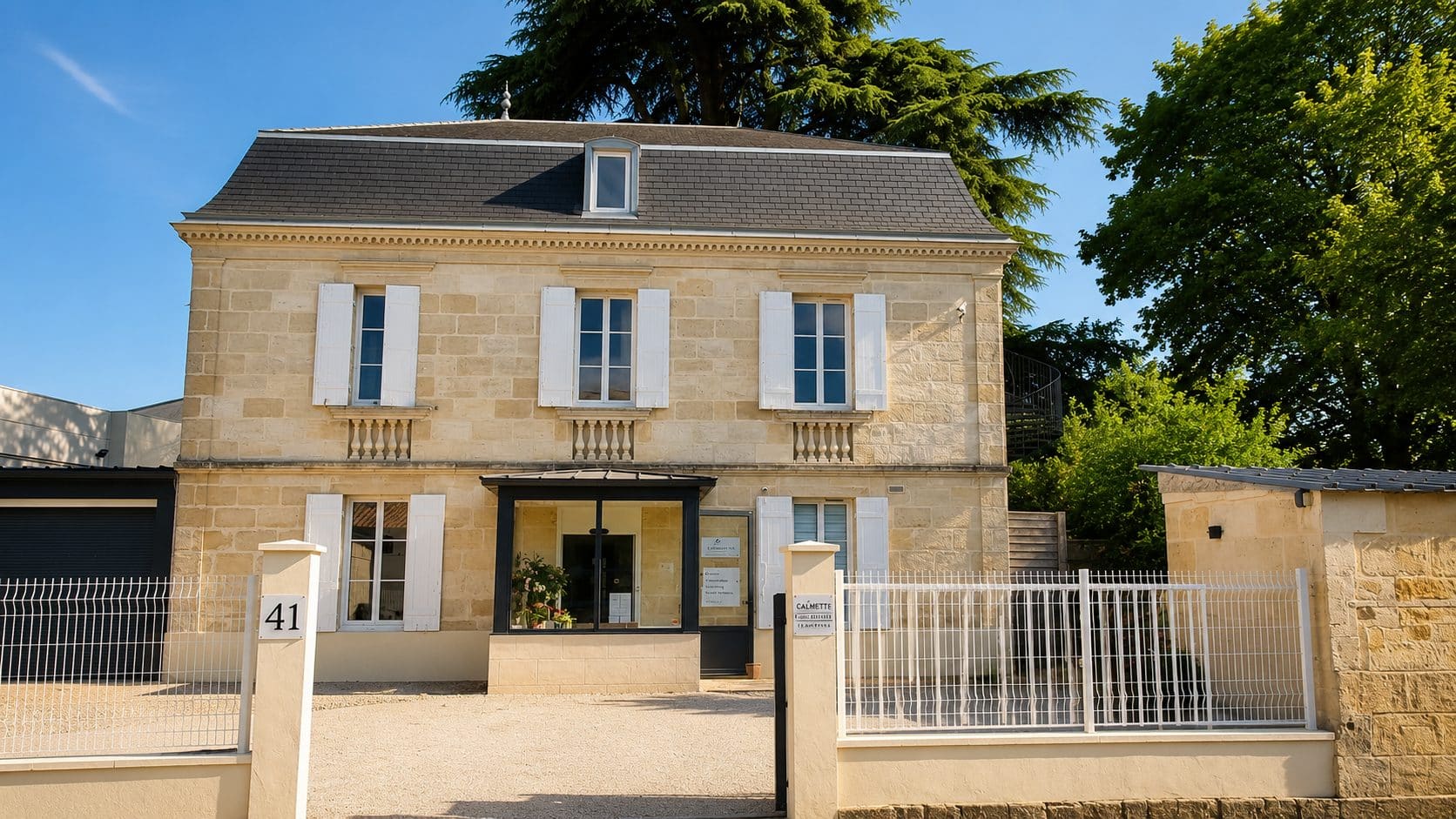 La façade du Centre Calmette, demeure de pierre bordelaise et son cèdre, au coucher du soleil
