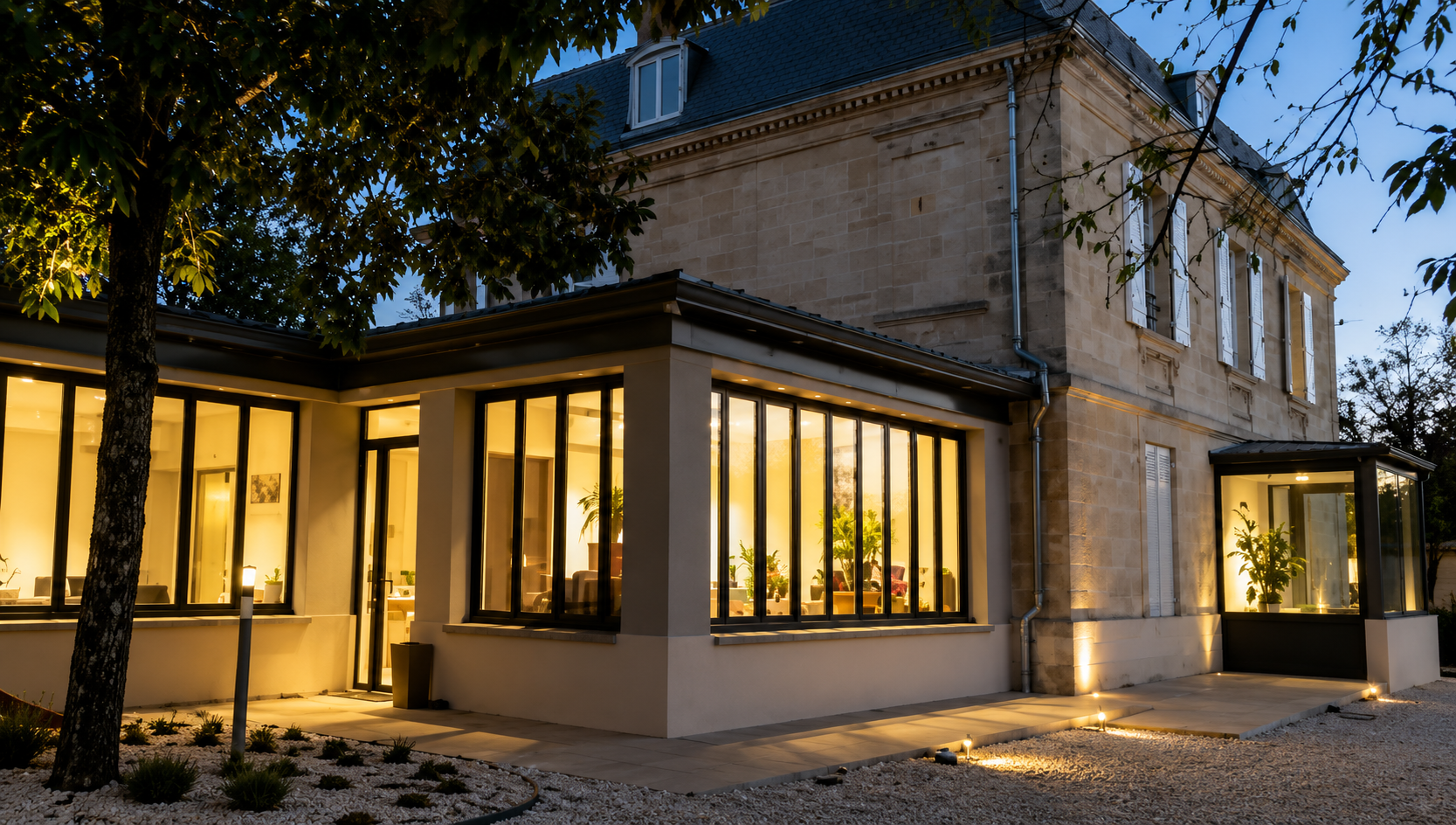 Véranda contemporaine adossée à la façade de pierre du Centre Calmette